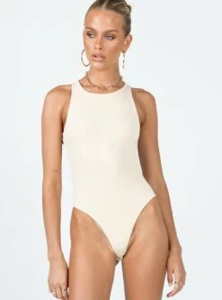 Organic Cotton Lelo Bodysuit Beige -Chic Clothing Shop 5 modelinfo kiana us2 c49a6d84 a8bd 4337 9b45 205e46ae853d