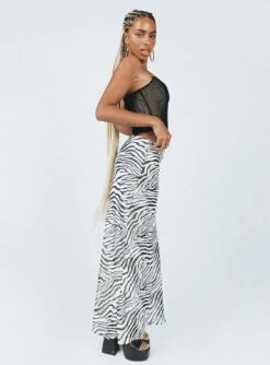 Princess Polly Ziggy Maxi Skirt Black / White 11 Princess Polly Ziggy Maxi Skirt Black / White -Chic Clothing Shop 5 modelinfo lola us4 502087d0 032c 4554 a8a3 cce4aa5664bf
