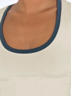 Kyah Top Ivory -Chic Clothing Shop 5 modelinfo lola us4 997e7bf2 ce6a 4fe5 925c c2a0af2eed7c