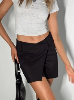 Princess Polly Somerset Mini Skirt Black -Chic Clothing Shop 5 modelinfo milli us2 b04e67a4 30da 4f56 a55f 8af9bfcabc8d