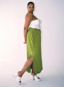 Mira Maxi Skirt Green Curve -Chic Clothing Shop 5 modelinfo zarria us14 7c443aff 437b 4d9f b8eb a5bcdfb8079b