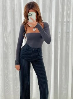 Titius Pant Navy Petite -Chic Clothing Shop 6 modelinfo belle us2 dac3f479 8955 4557 b6ab 1d836d344ba5