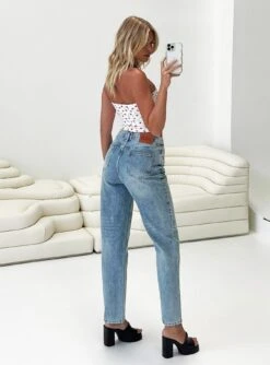 Holly Asymmetric Straight Leg Jean Light Wash Tall -Chic Clothing Shop 6 modelinfo chelsea us6 592e7edf 93b5 4816 a5fe 8144b0d351b3