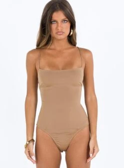 Karlah Bodysuit Beige -Chic Clothing Shop 6 modelinfo elise us2 f0547433 26c9 4597 9eee 2a8c40271766